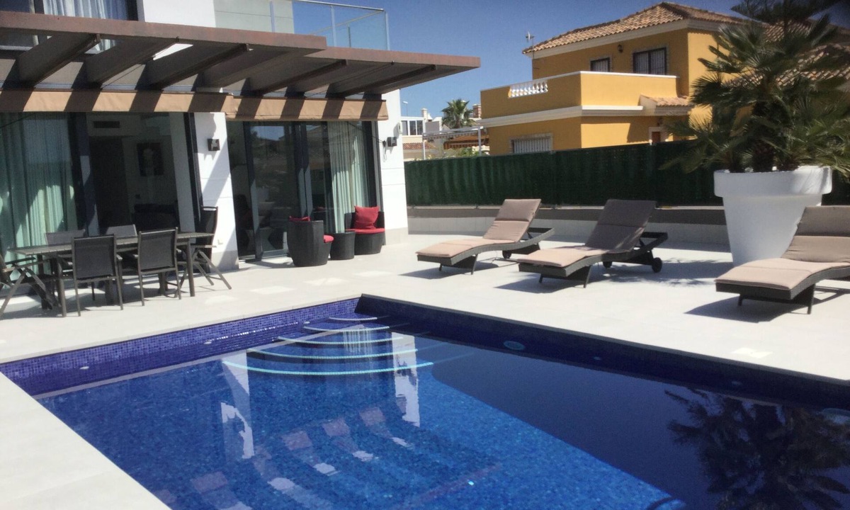 Guardamar del Segura Villa | SUPERB MODERN VILLA, PRIVATE POOL, 3 BEDROOMS, 6 PERS, CLOSE TO THE COST