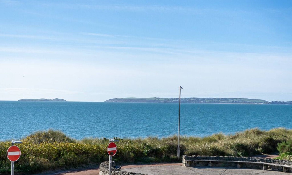 Rhyd-y-clafdy House | Superb Seafront House - Pet-friendly - Best Views.