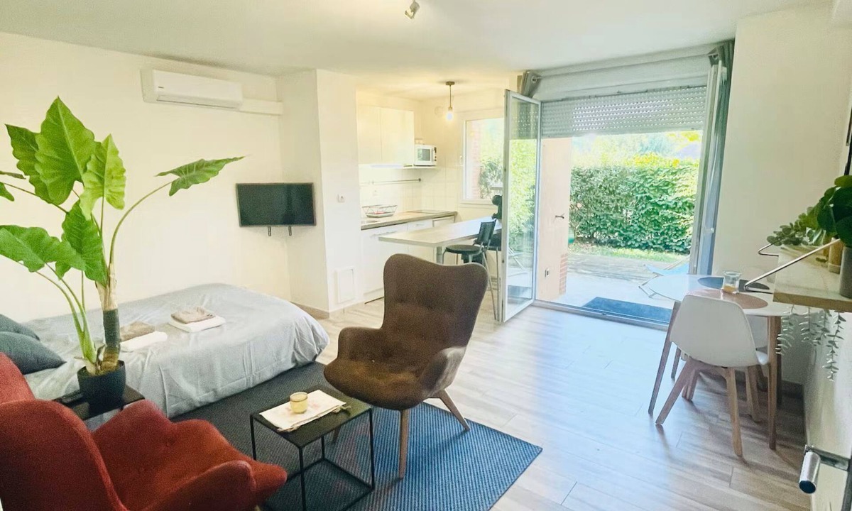 Grenade-sur-Garonne Apartment | Superb studio in secure residence with swimming pool