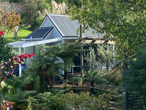 Whanganui House | Superb Studio Retreat with Private Secluded Spa, plus Pool & BBQ access