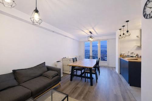 Plateau - Mont-Valerien Apartment | Superbe appartement avec une vue magnifique 3 Chambres 6 Pers Proche toutes commodités moins 30 pourcents sur LONG SEJOURS