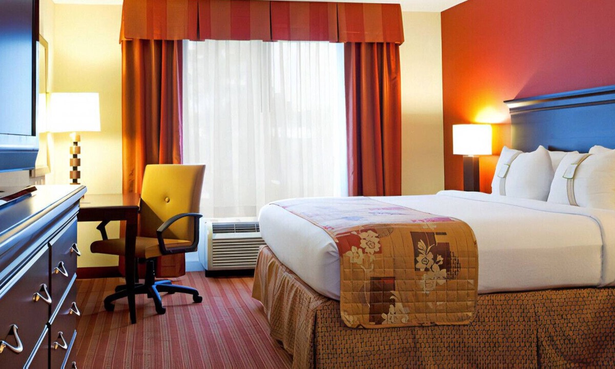 Orange Park House | Superbly Relaxing Room Enjoy On-Site Restaurant