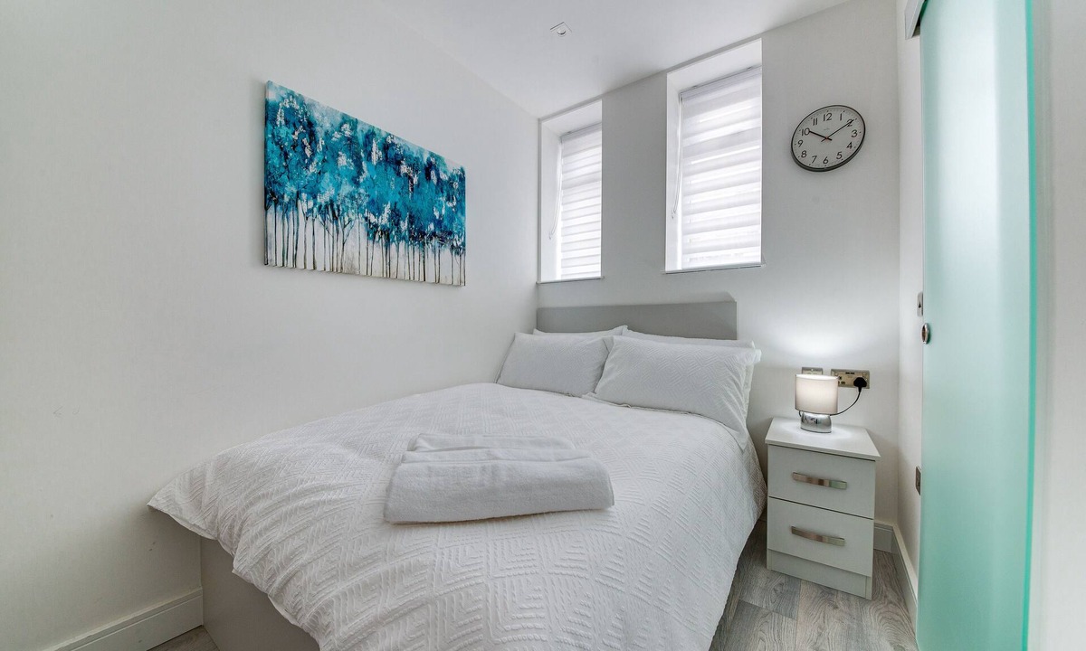 Roundhay Apartment | Superior Compact Studio Close to Amenities