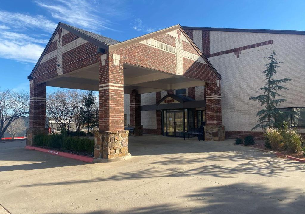 Edmond Hotel | SureStay Plus by Best Western Edmond