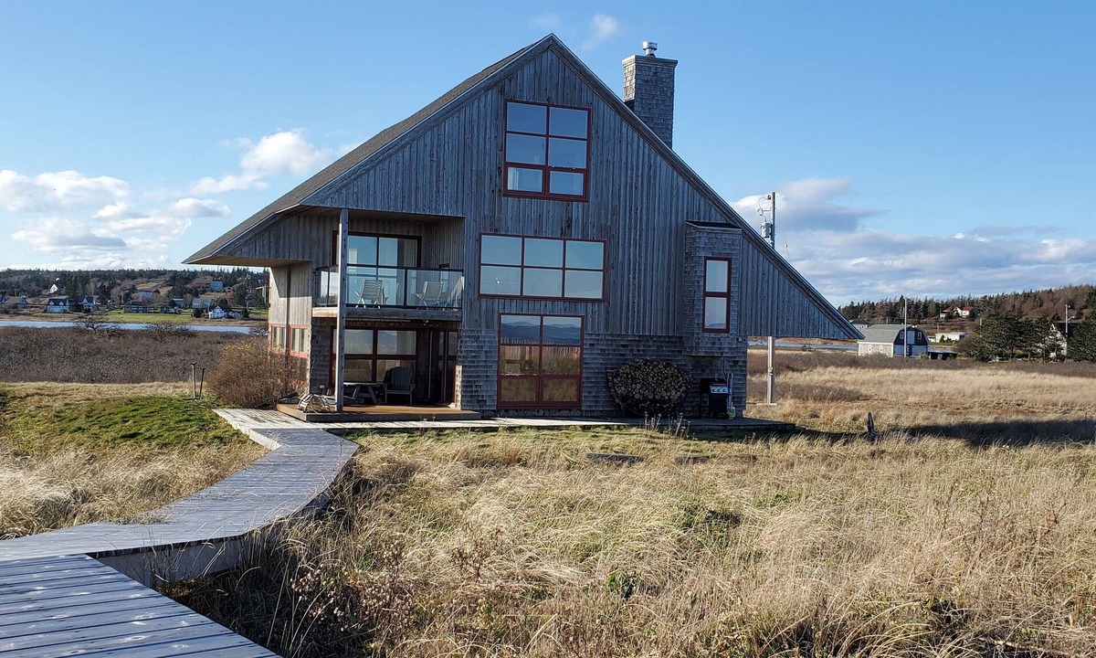 Kingsburg House | Surf House - A Beachside Paradise