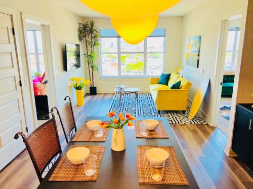 Deep Ellum Apartment | Surf Richard's Flat - The Black Collection