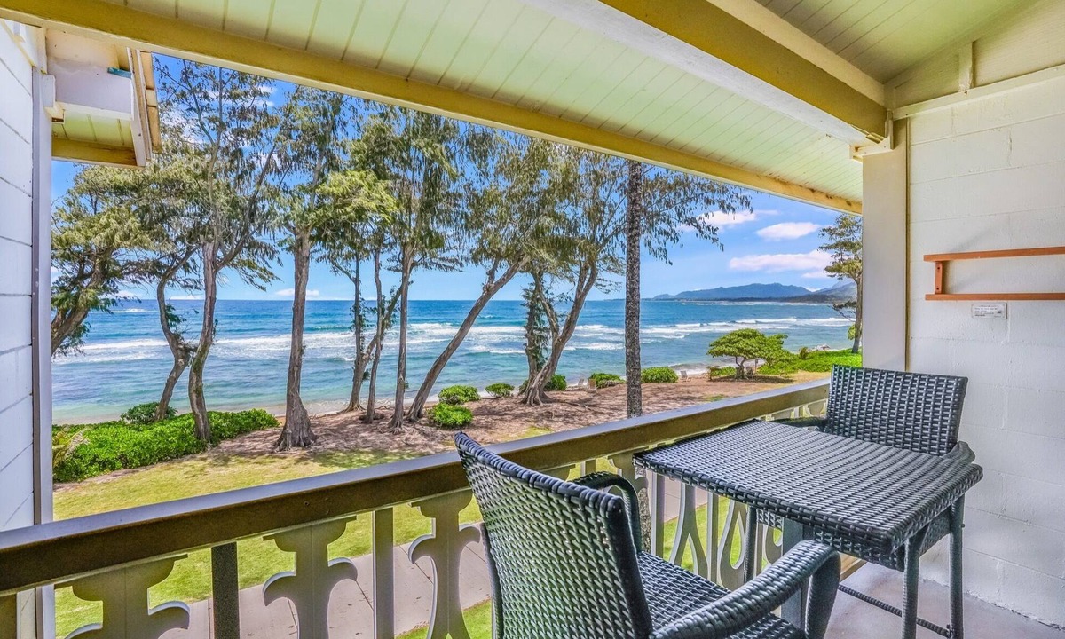 Wailua Apartment | Surf's Up! | Prime Ocean Front Studio with AC