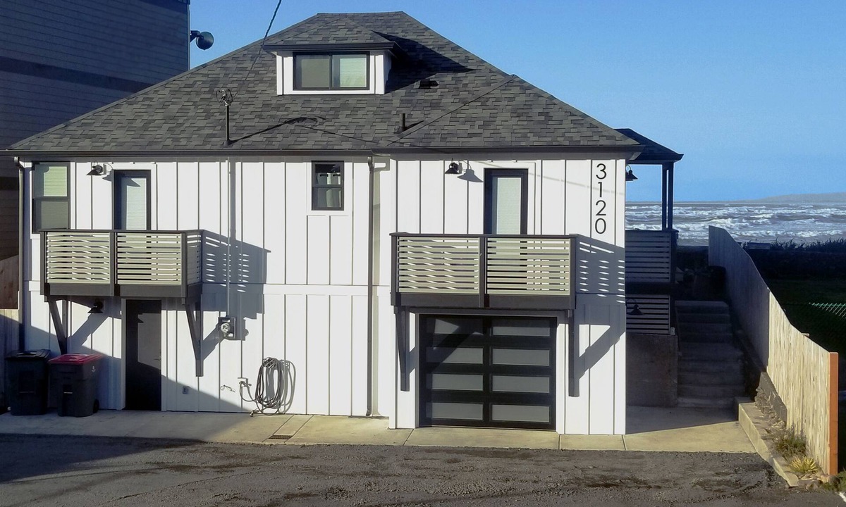 Seaside House | SURF SHACK at Seaside Beach- OCEAN FRONT - HOT TUB