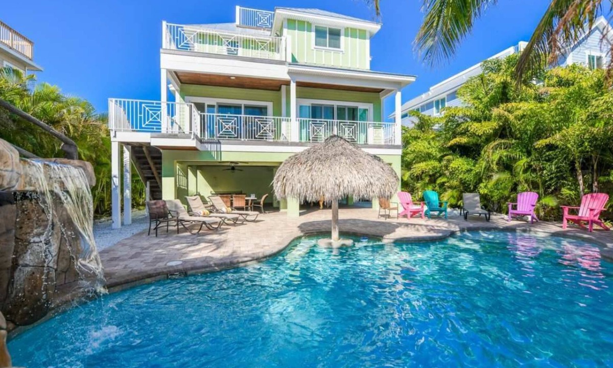 Holmes Beach House | Surf View ~ Walk to Beach/Rooftop Deck/Pool