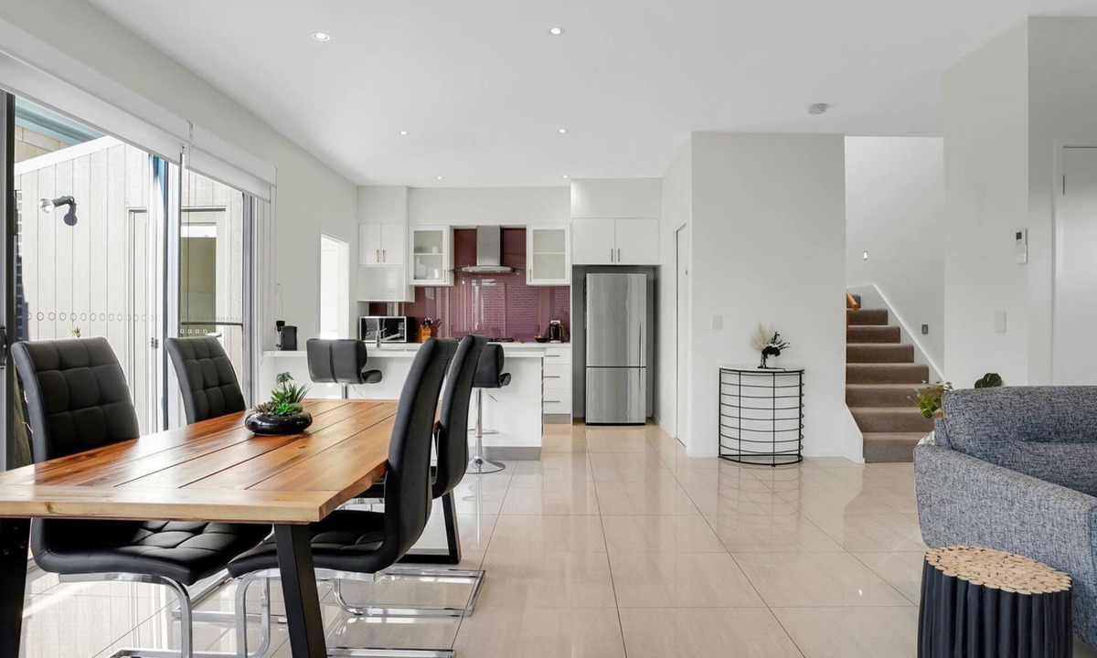 Warrnambool House | Surf Villa - Situated just down from Warrnambool's famous Thunder Point