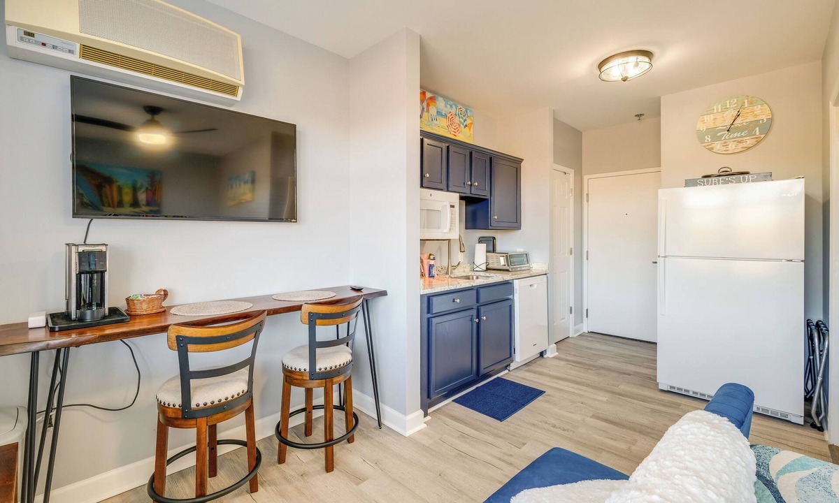 Huddleston Apartment | Surfboard-Themed Huddleston Studio w/Beach Access