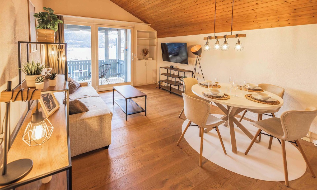 Darligen Apartment | Surfers Lodge | Lake View & Pool