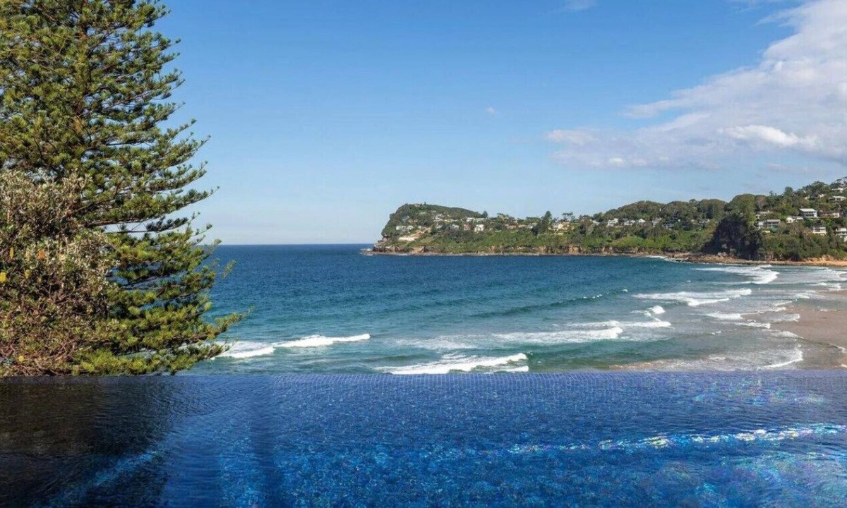 Whale Beach House | Surfers Paradise - Direct Beachfront