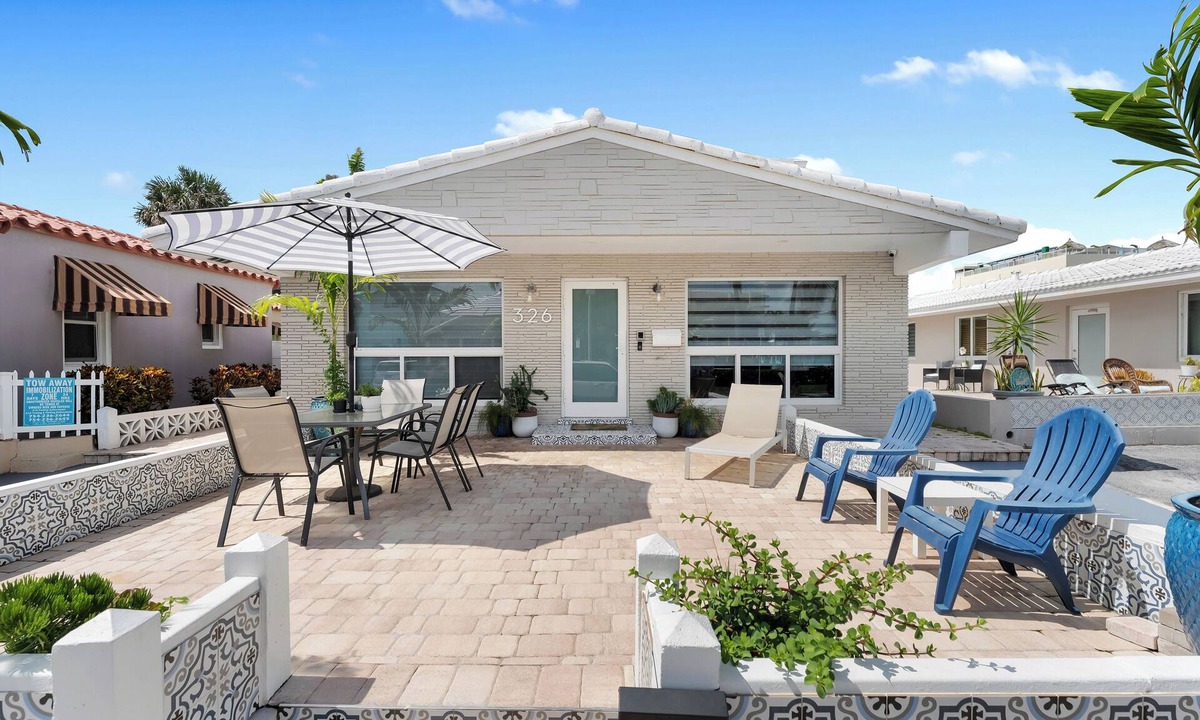 Hollywood House | Surfside Beach House + Steps to sand & free parking!