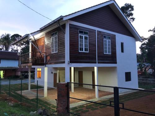 Air Kuning House | Suri Homestay, Taiping
