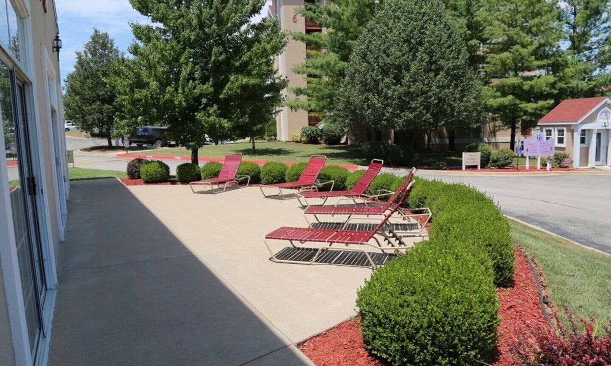 Branson Condo | Surrey Grand Crowne condo room next to golf course in Branson MO!