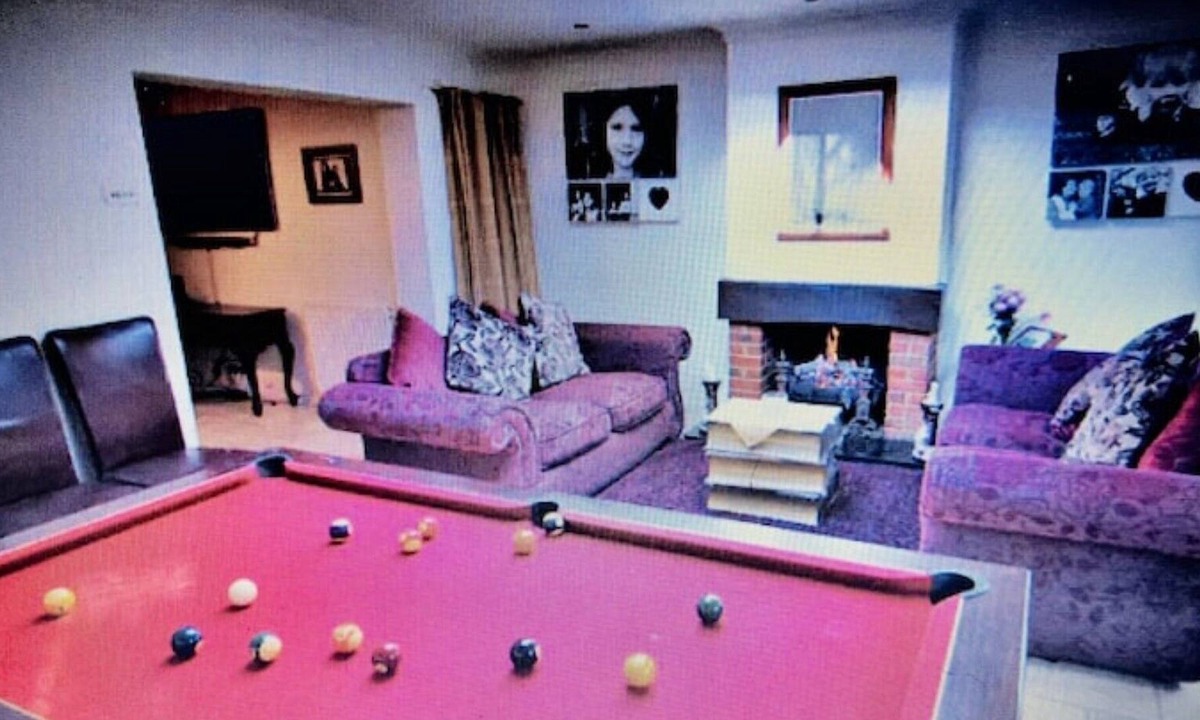 Walton-on-Thames Cottage | Surrey Pool/diner - Awesome for Entertaining - Sleeps 8