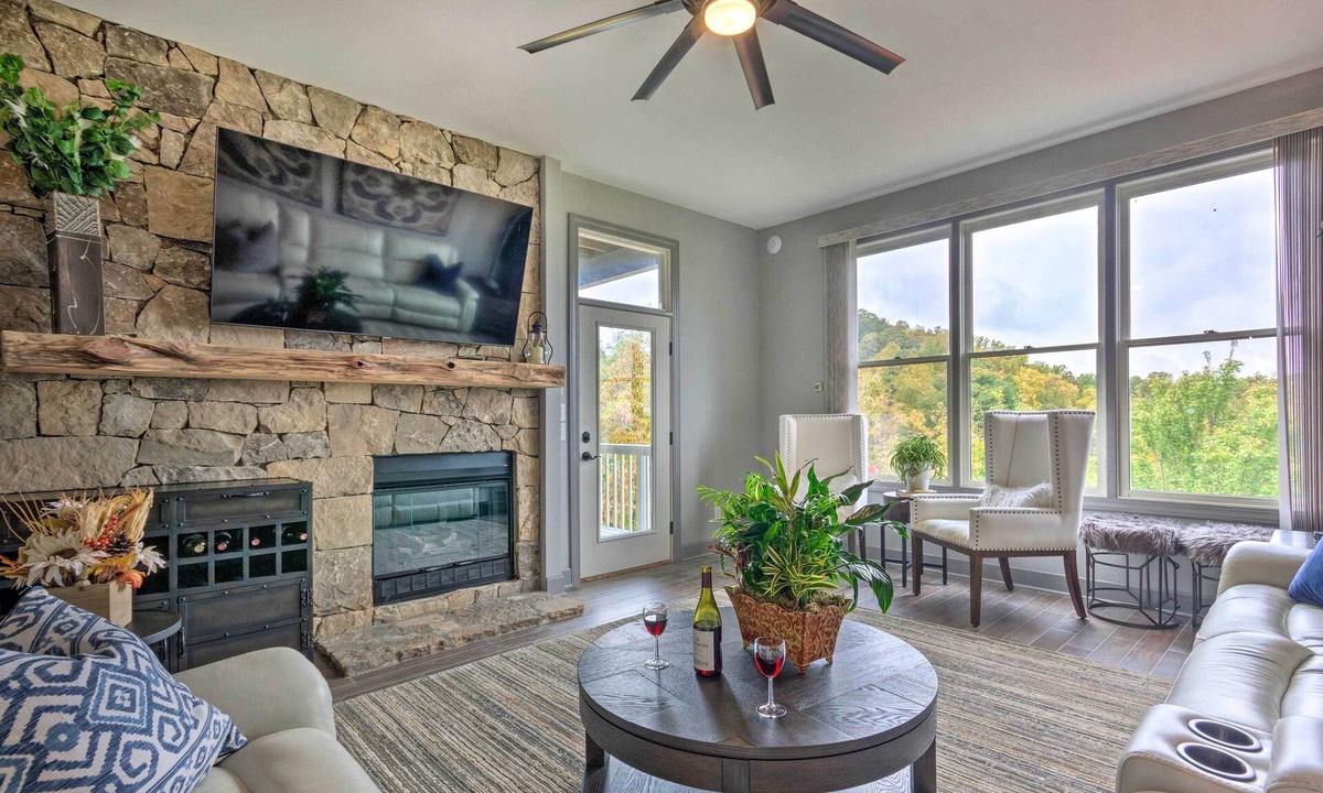 Mountain Air Condo | Surrounding Mtn Views! Modern Smokies Retreat