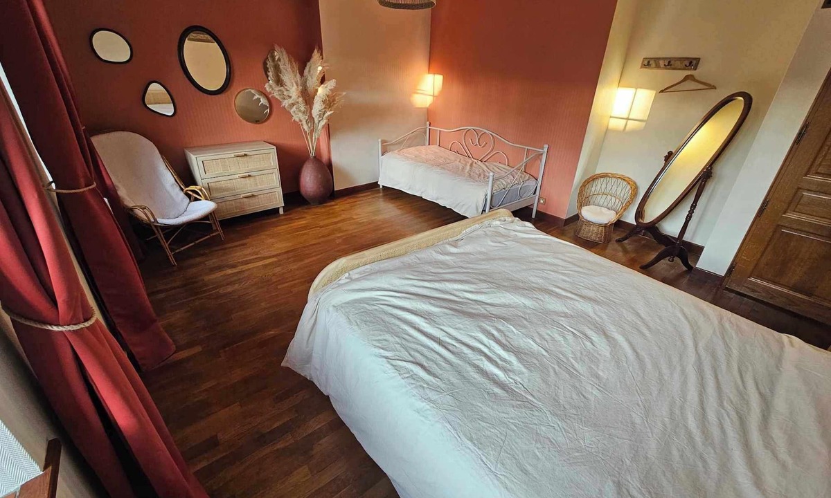 Sedan House | Suspended time