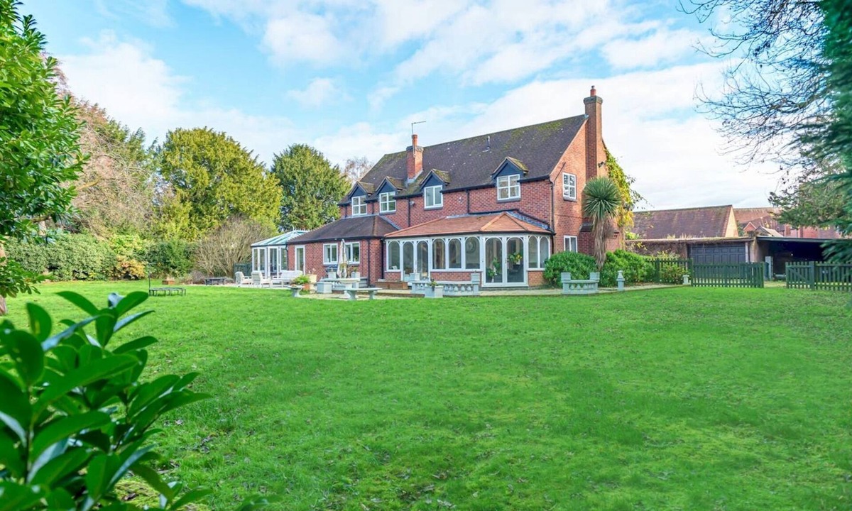 Muxton House | Sutherland House Modern & Elegant Home - Pass the Keys