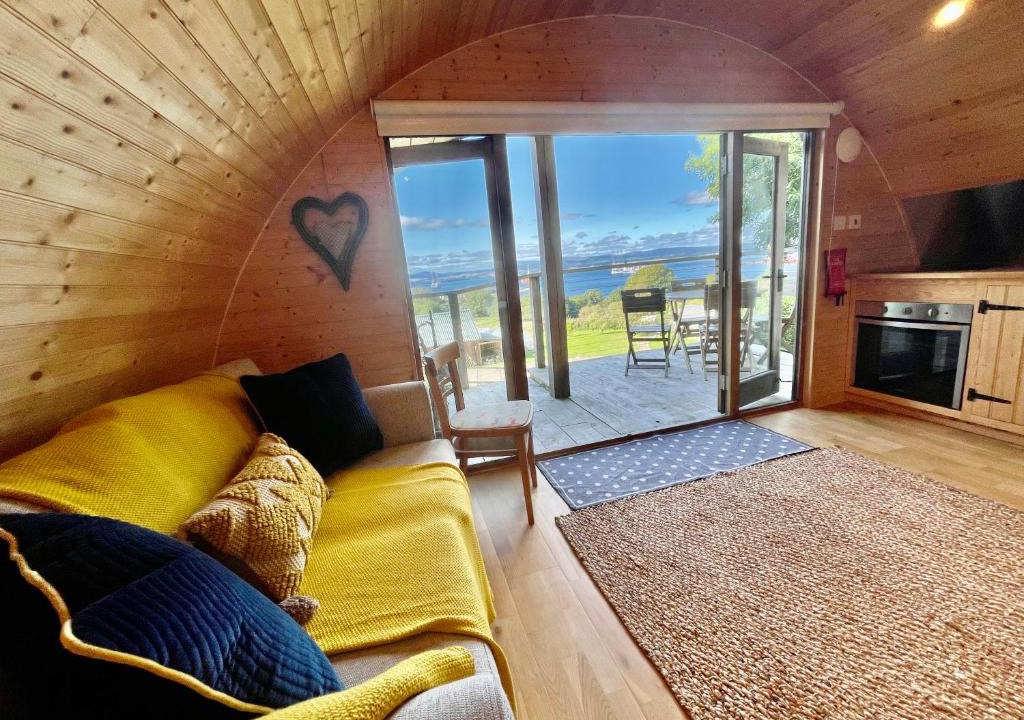 Cromarty Ski Chalet | Sutor Coops The Den with Hot Tub