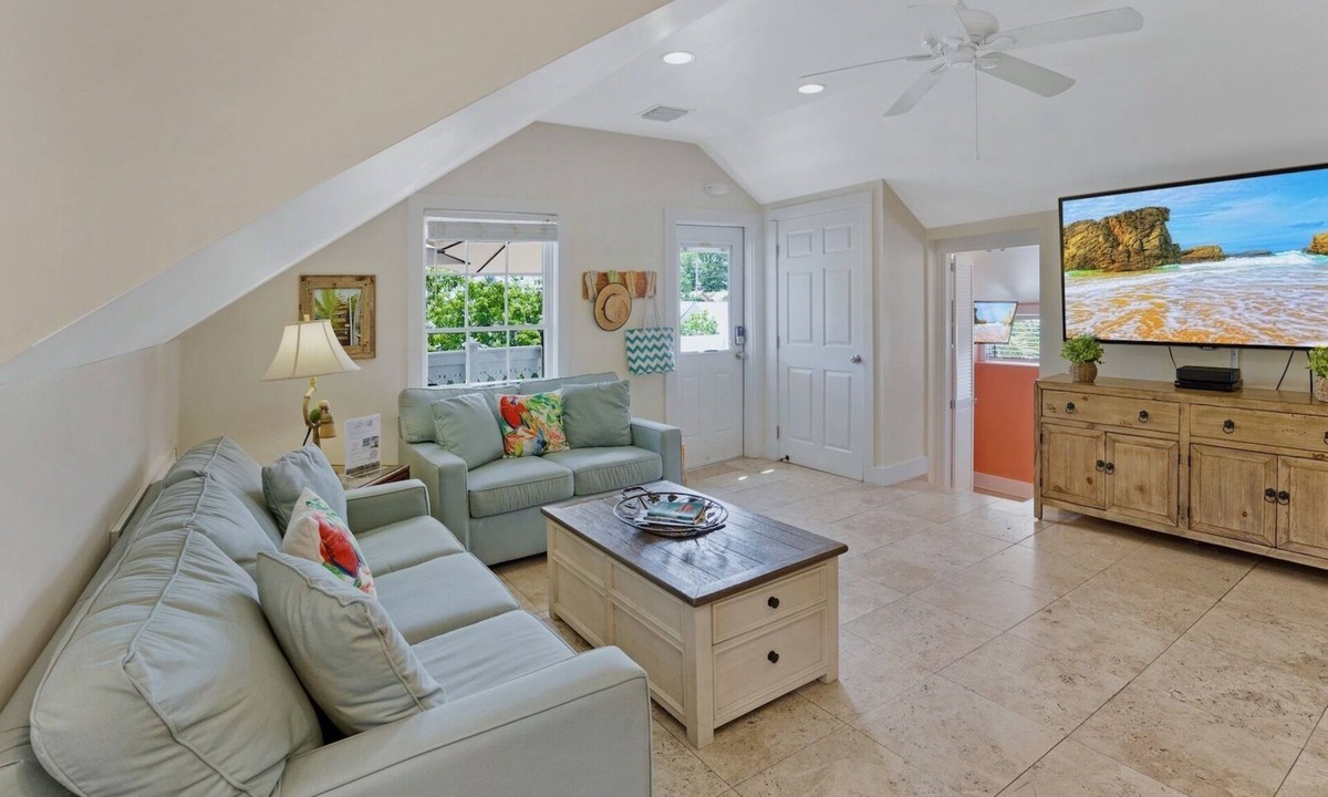 Uptown - Upper Duval Condo | *SUZY'S PARROT PERCH @ OLD TOWN* Cozy 2nd Floor Condo + LAST KEY SERVICES.