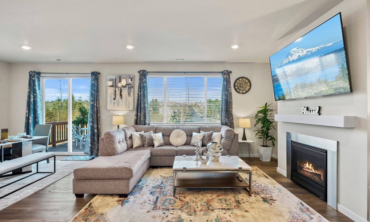 Spanaway House | SW1: CASCADE VILLA IN SPANAWAY