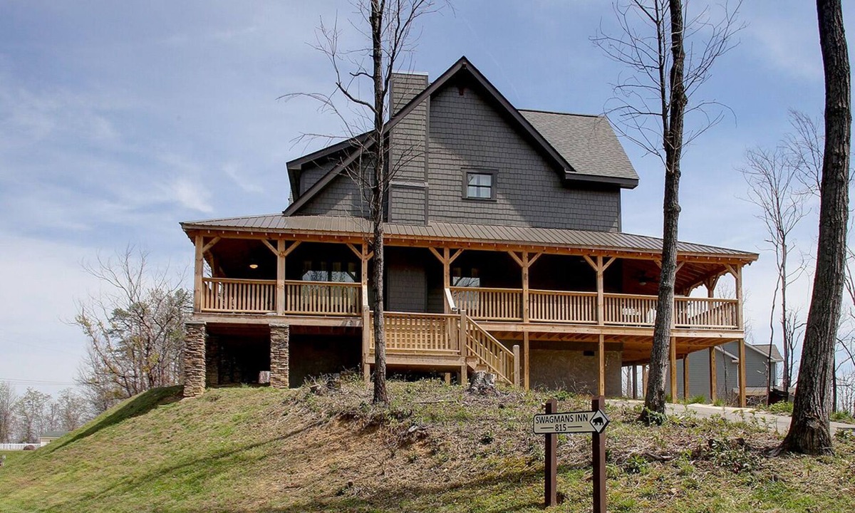 Chalet Village North House | SWAGMAN Elegant - Sleeps 11 - 8X Award Winning,- Secluded- Pvt. Gated Village.