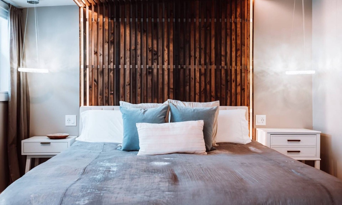 Historic Railroad District Apartment | Swank House -Downtown Suite- Pet Friendly