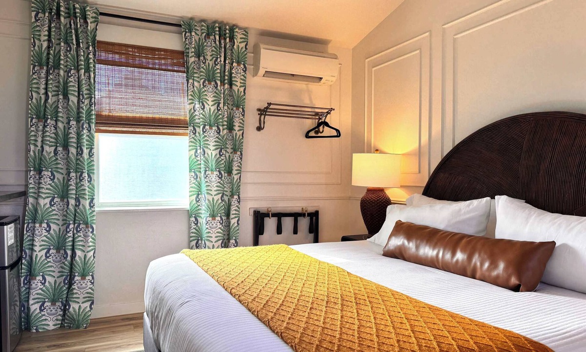 Historic Railroad District House | Swank Suites | King with Lux Tub