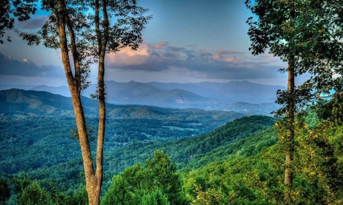 Murphy Cabin | SWEEPING MOUNTAIN VIEWS-POOL TABLE & FOOSBALL-FIBER WIFI & OPEN + SCREENED DECKS