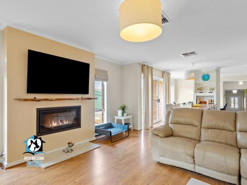 Victor Harbor House | Sweeping Ocean Views 4BR on One Acre