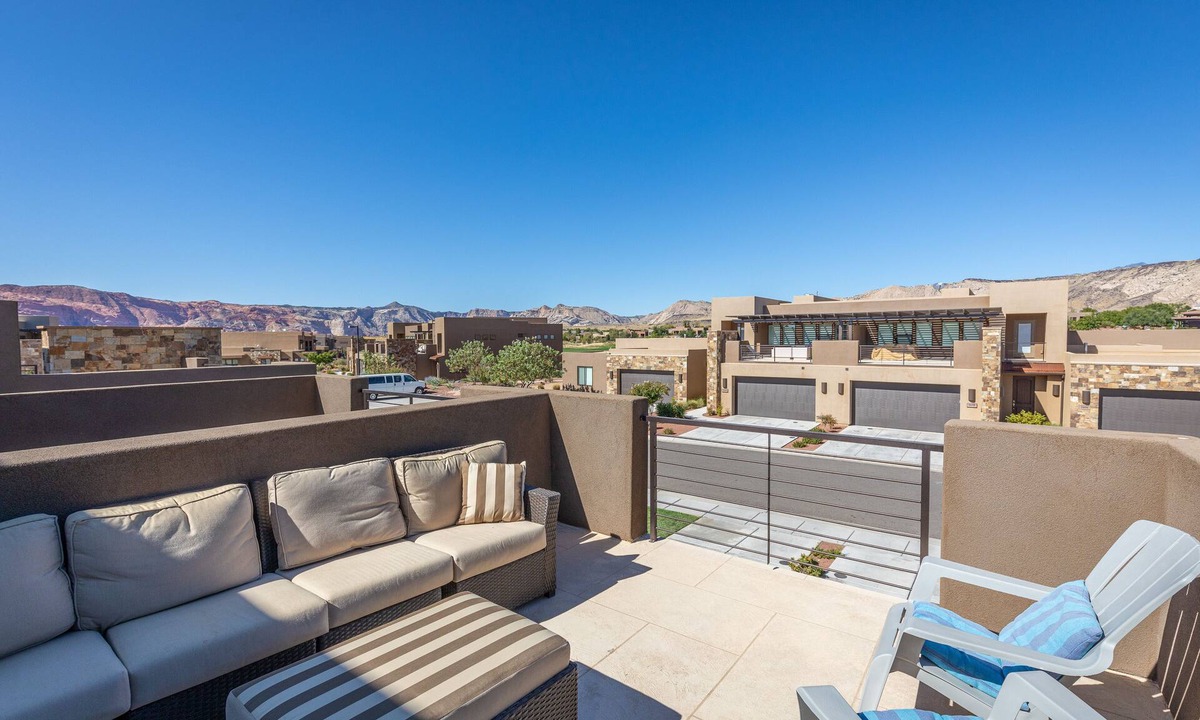 St. George House | Sweeping Red Rock Views - 4BR close to Pool & Hot Tub