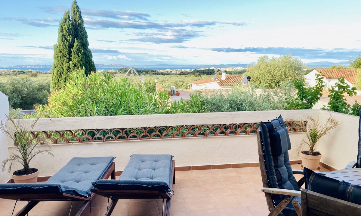 El Mas Fumats Apartment | Sweeping views over the bay of Roses
