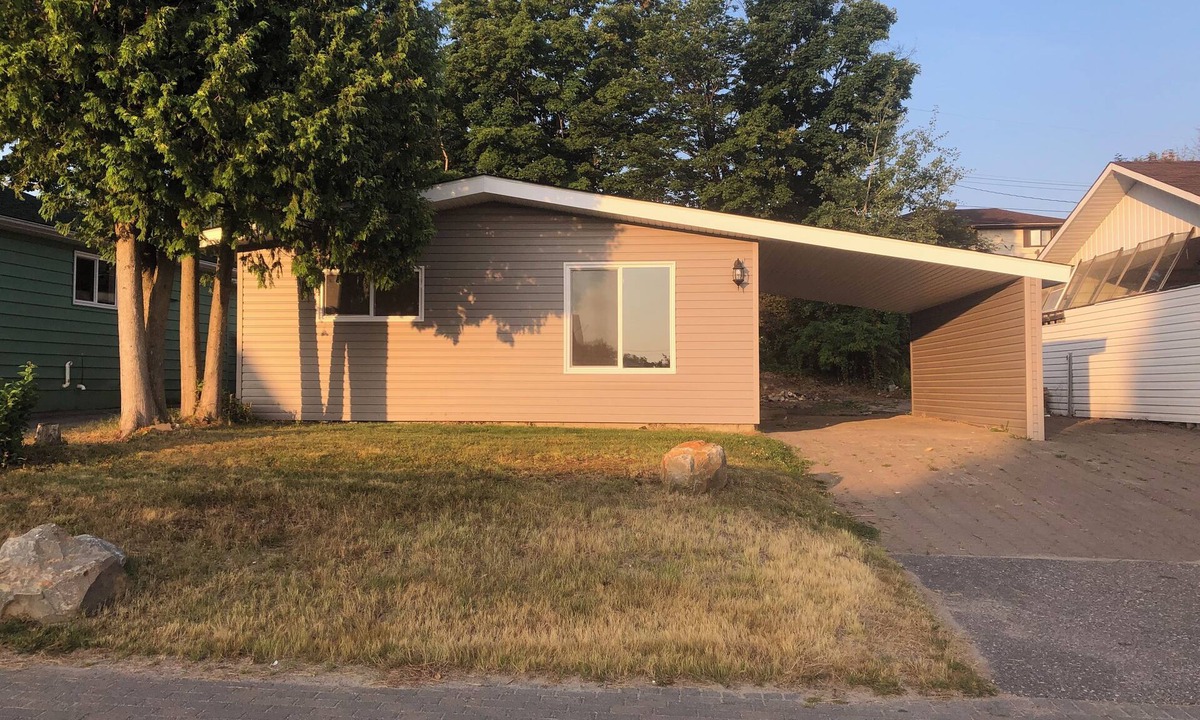 Elliot Lake House | Sweet Central Stay in Elliot Lake