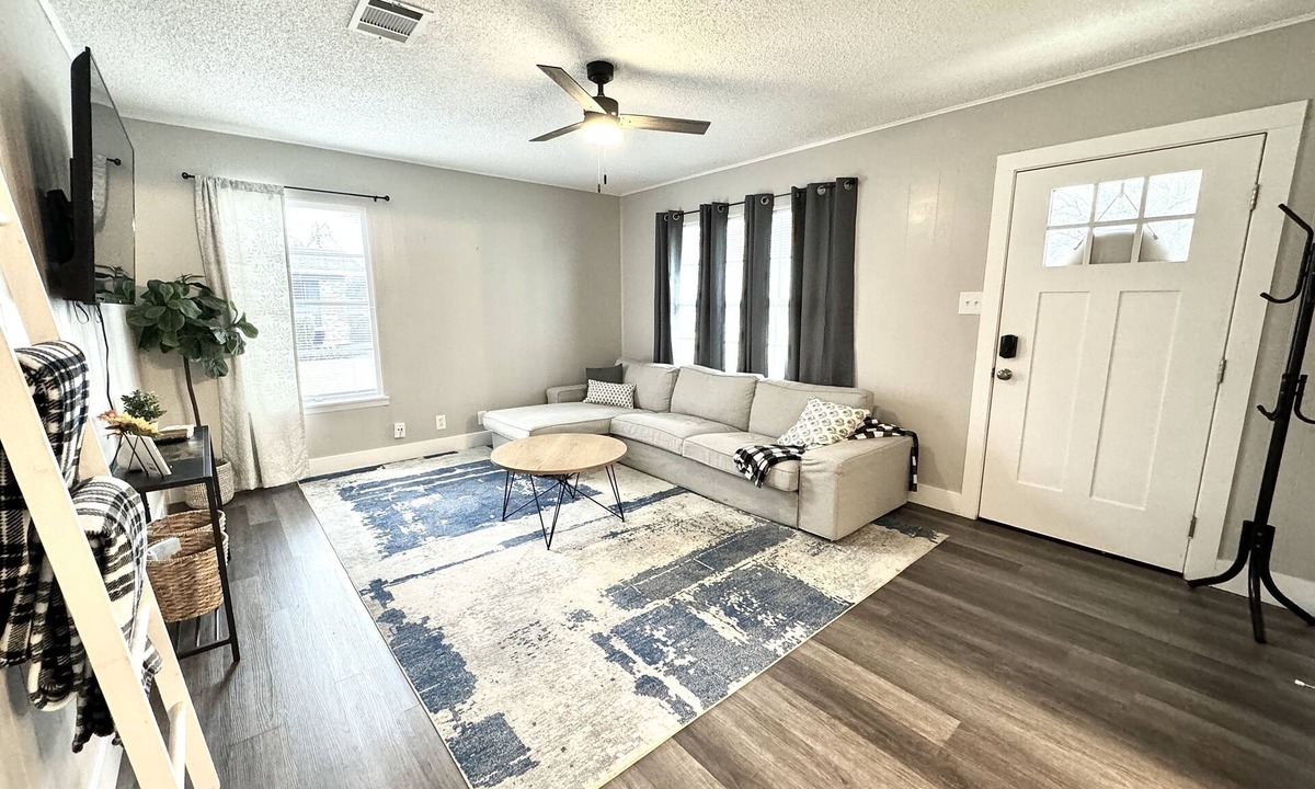Taylor House | Sweet & Cozy Home in Taylor