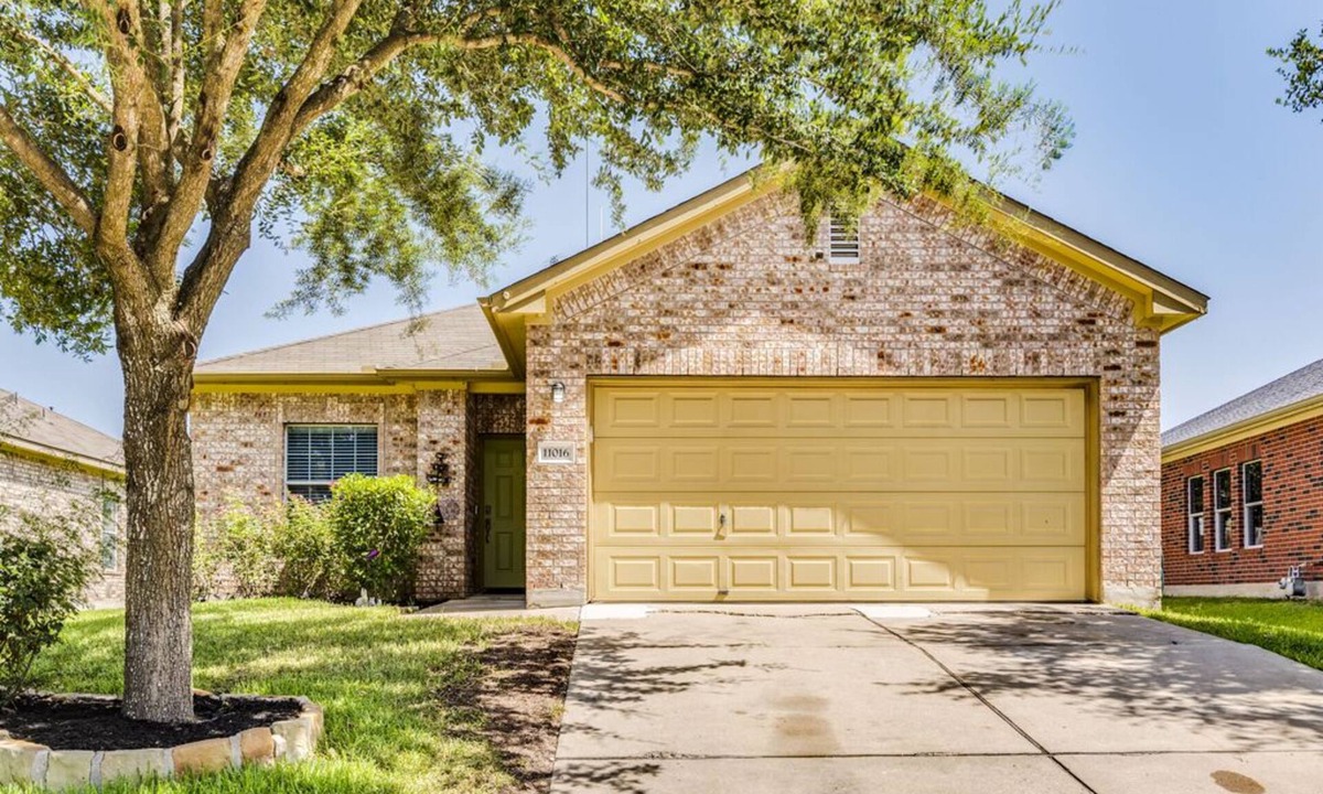 Pioneer Crossing House | Sweet home 1 King +1 pull out bed & 2 Queen beds in +1 pull out bed