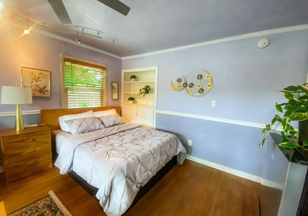 Arden-Arcade House | Sweet Home 1 King bed 1 Queen Bed with Ample Parking Only 2mins to Freeway