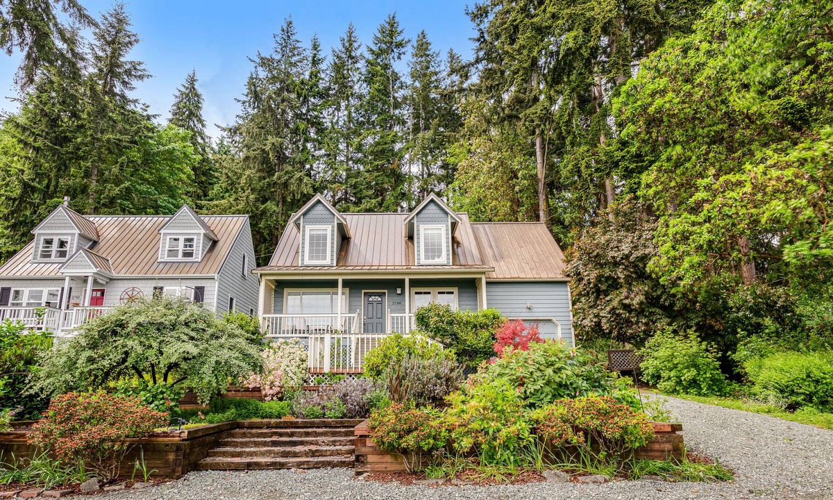 Bells Beach House | Sweet home overlooking Saratoga Passage with private hot tub & lovely backyard