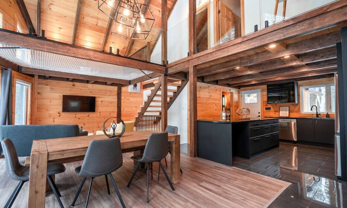 Saint-Mathieu-du-Parc Ski Chalet | Sweet House Hot Tub & Modern