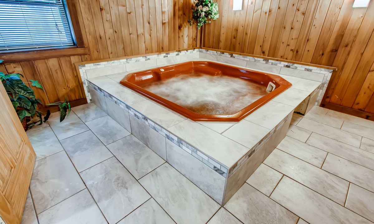 Pittsfield House | Sweet Life - Vermont Chalet - 6 person Indoor Hot Tub - 15 min to Killington