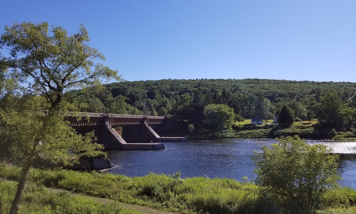 Highland Lake House | Sweet Old Farmhouse in a Tranquil Setting