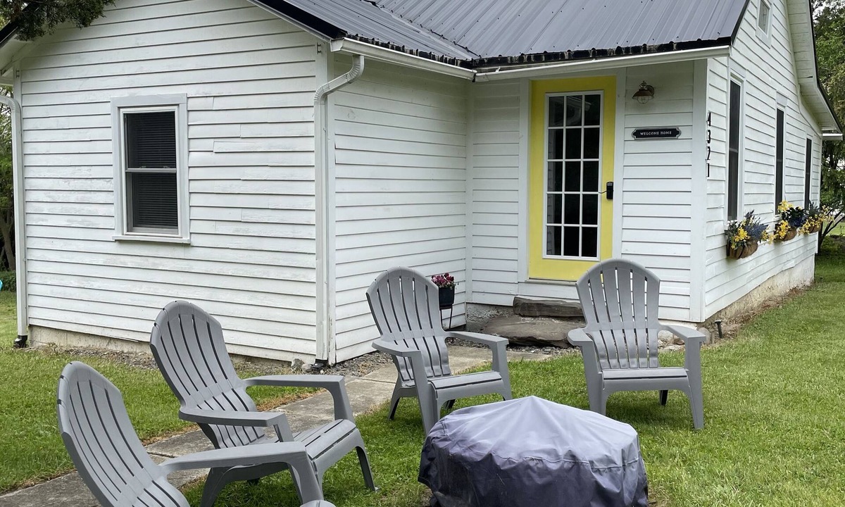 Burdett House | Sweet retreat amongst local eats, award-winning wineries, craft brews & hikes!