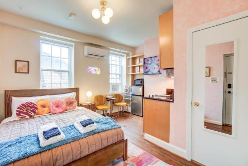 Old Town Alexandria Apartment | Sweet Tooth Studio 99 Walk Score half Block to King