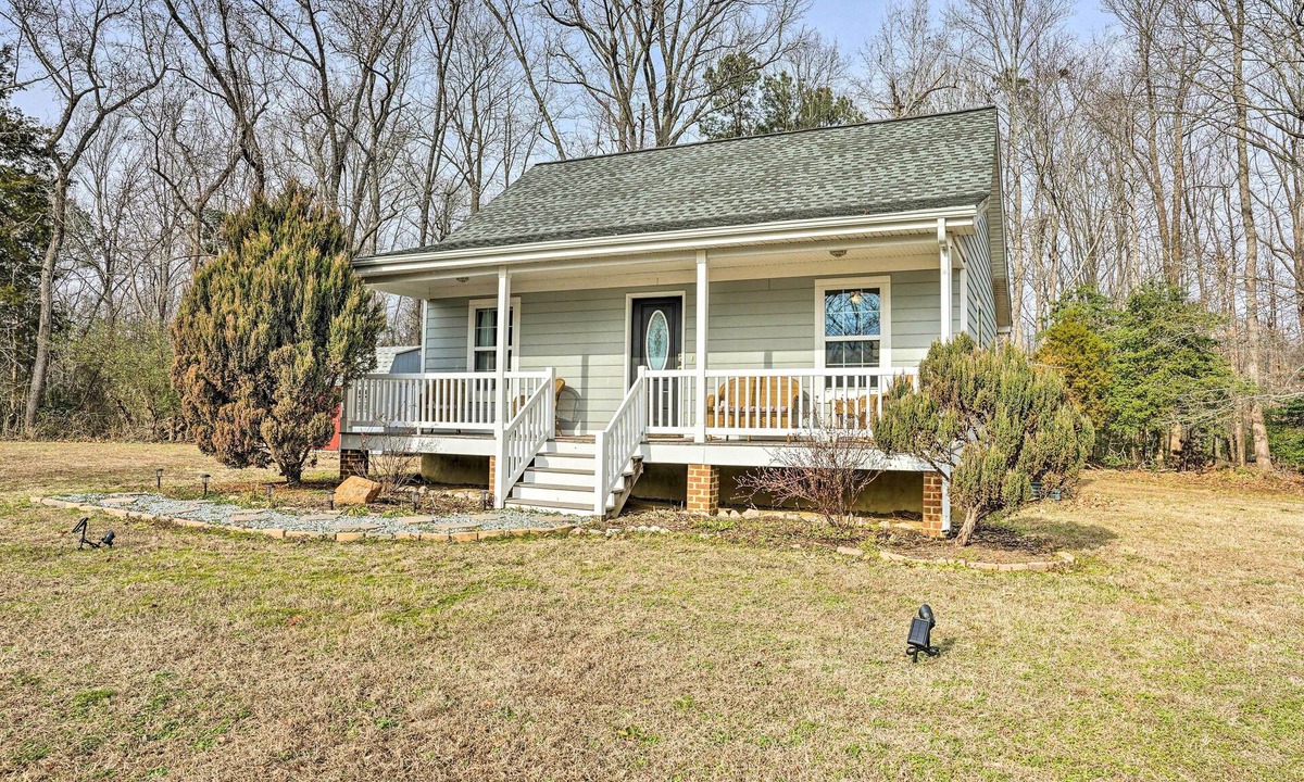 Loretto Cottage | Sweet Vacation Cottage w/Deck & Grill!