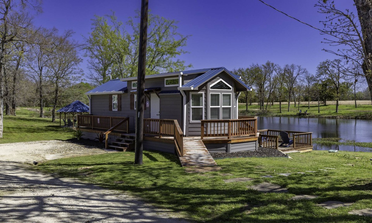 Emory House | SweetDove Stays- Cottage; w/Stocked Lake, Secure Parking