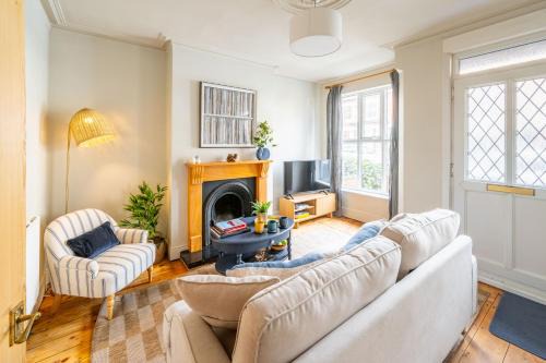 Eaton House | Swift Host - Golden Triangle 2 bed - Garden - Parking