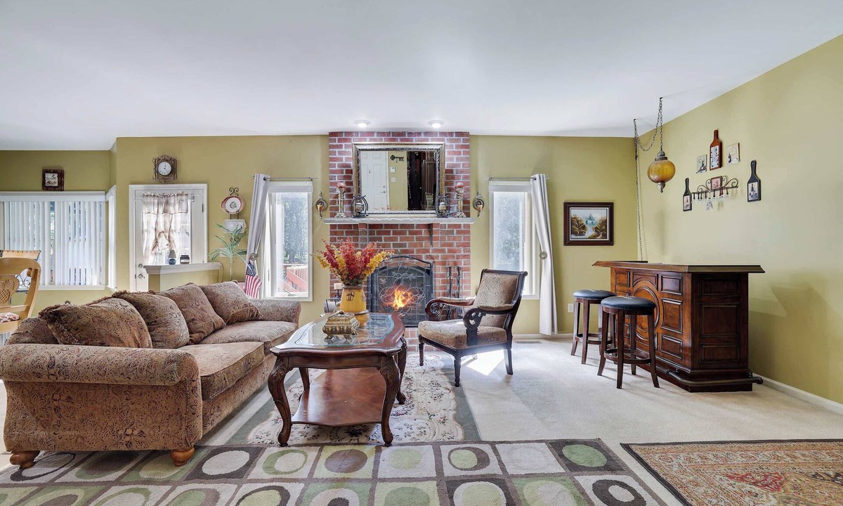 Swiftwater House | ‼️Swiftwater 4BR Home with Fireplace & Backyard