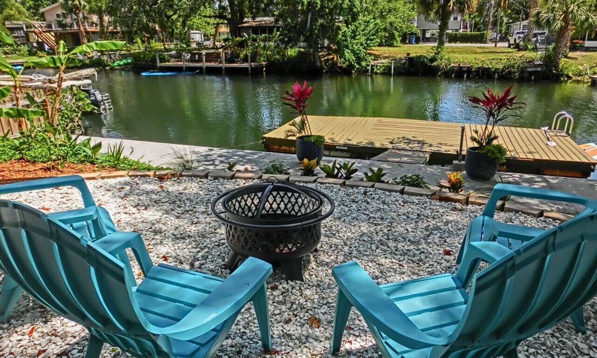 Weeki Wachee Gardens House | Swim Mat Kayaks Firepit Pet-Friendly Fun! -Weeki Wachee River