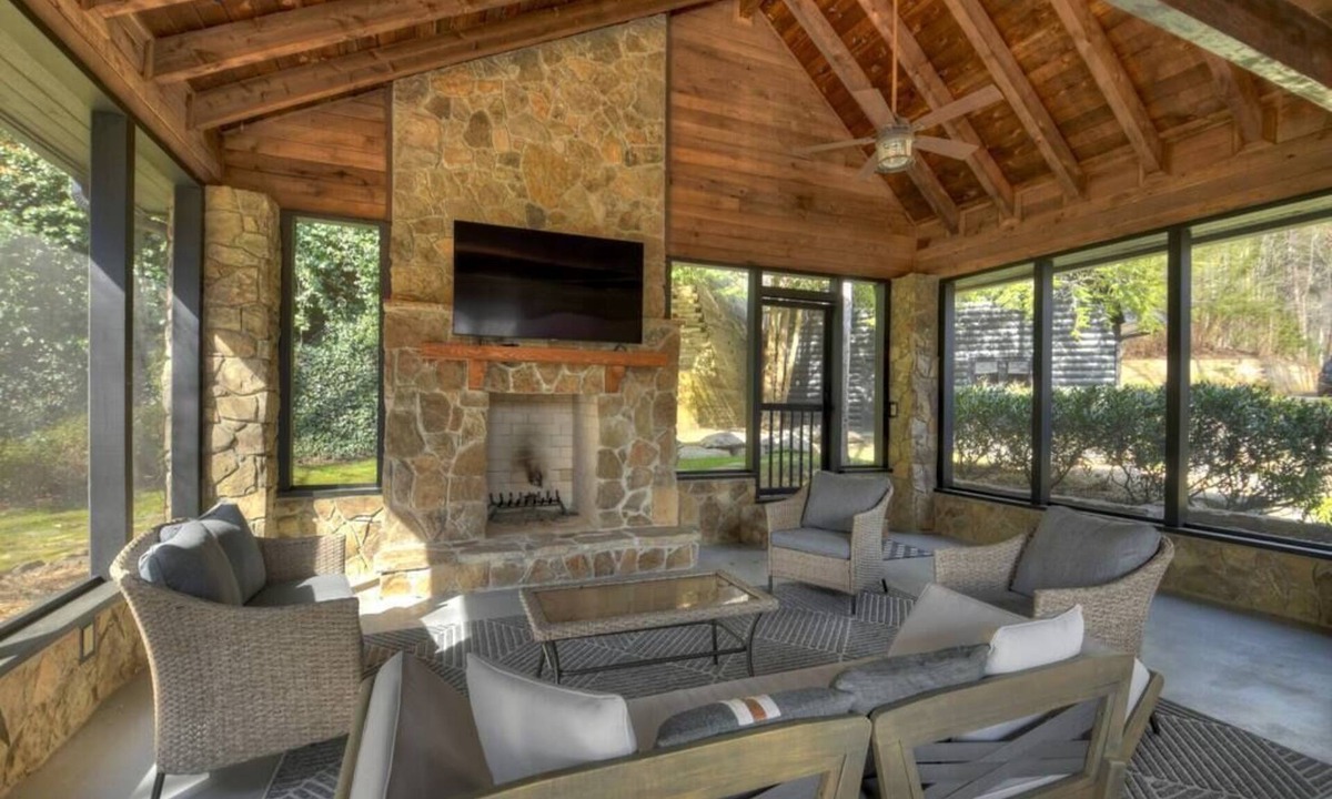 Cherry Log Cabin | Swimming Bear Lodge